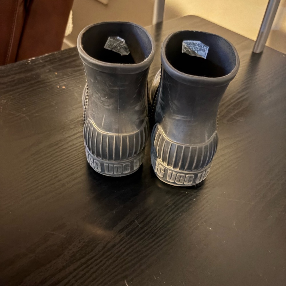 UGG - Picture 2 of 4